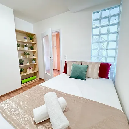 Luxury With A Beautiful View Of The Danube, Free - Wellness And Car Parking In The Center Of The Apartment *