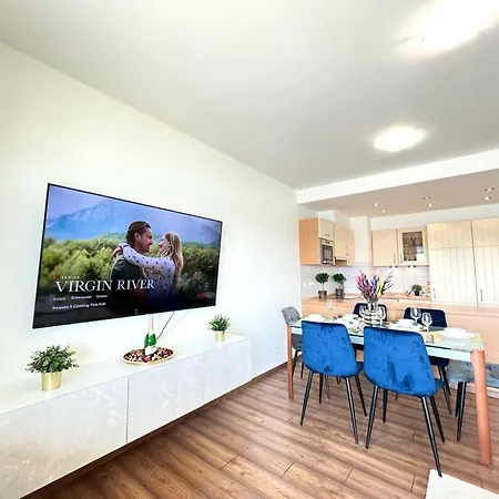 Luxury With A Beautiful View Of The Danube, Free - Wellness And Car Parking In The Center Of The דירה *