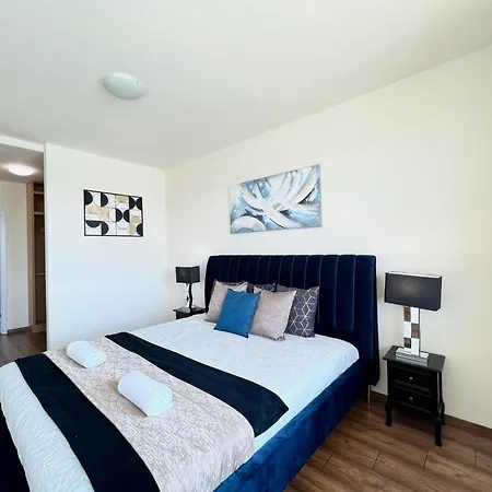 Luxury With A Beautiful View Of The Danube, Free - Wellness And Car Parking In The Center Of The Apartment