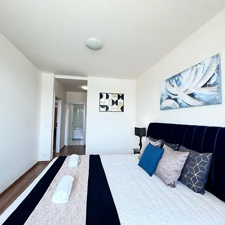Luxury With A Beautiful View Of The Danube, Free - Wellness And Car Parking In The Center Of The Apartment *