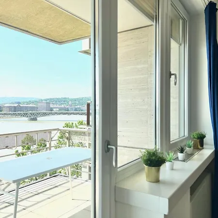 Luxury With A Beautiful View Of The Danube, Free - Wellness And Car Parking In The Center Of The