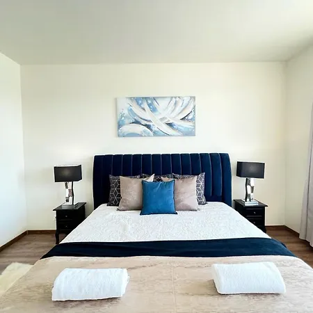 Luxury With A Beautiful View Of The Danube, Free - Wellness And Car Parking In The Center Of The דירה
