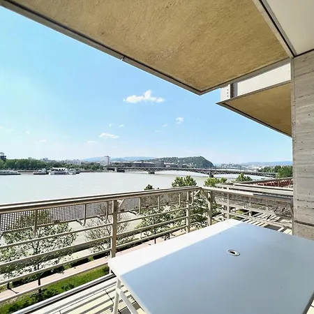 Luxury With A Beautiful View Of The Danube, Free - Wellness And Car Parking In The Center Of The Apartment Budapest