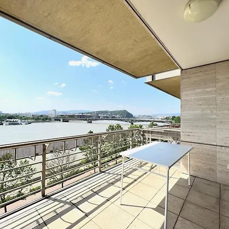 Luxury With A Beautiful View Of The Danube, Free - Wellness And Car Parking In The Center Of The Apartment *