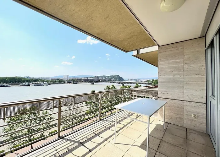 Luxury With A Beautiful View Danubius דירה *